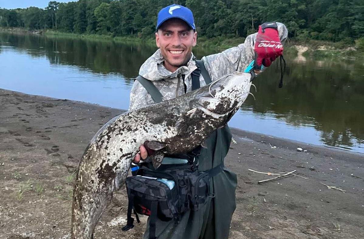 Максим Нарута выловил сома 12,3 килограмма в Немане в Мостовском районе