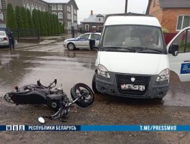 Юный мотоциклист попал в реанимацию после столкновения с микроавтобусом