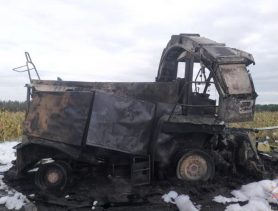 Комбайн сгорел в поле в Березовском районе