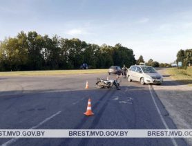 Мотоциклист не поделил дорогу с автомобилем на трассе в Брестской области