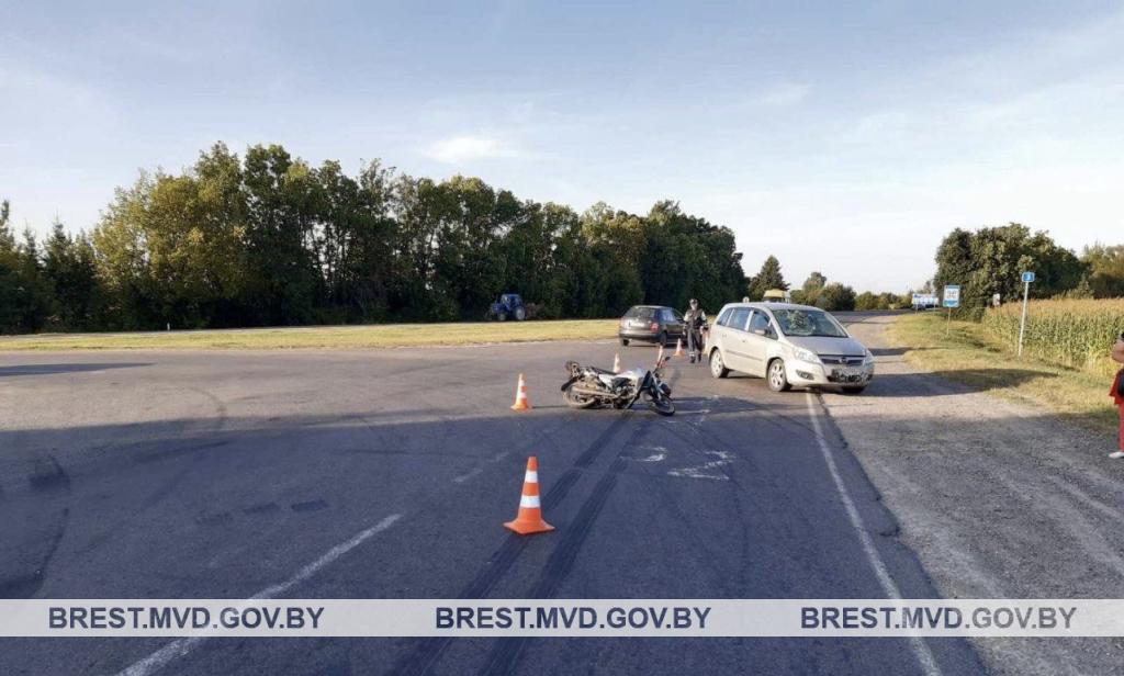 Мотоциклист не поделил дорогу с автомобилем на трассе в Брестской области. 8 сентября 2023 года 