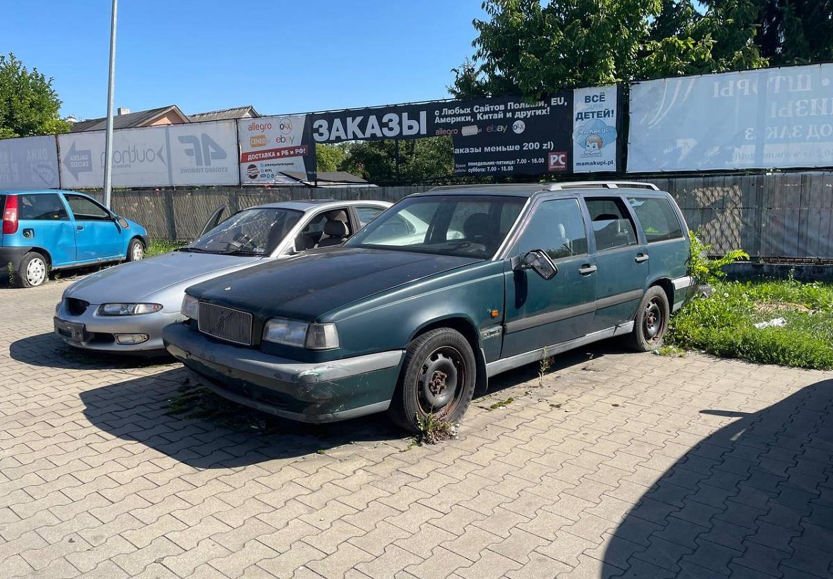 Брошенные авто на стоянке у магазина в Тересполе