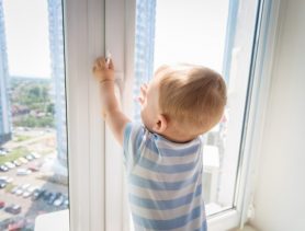 Дети баловались возле окна в Кобрине: девочка выпала на улицу