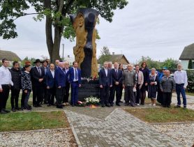 На открытие скульптуры жертвам нацизма в Давид-Городок приезжали дипломаты Германии