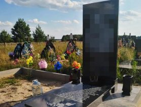 Женщина получала деньги за установку памятников и присваивала