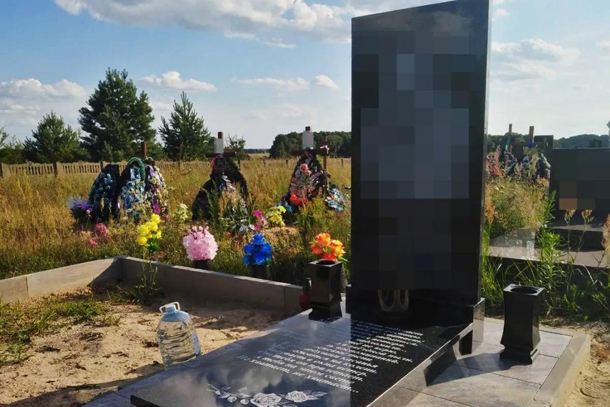 Женщина получала деньги за установку памятников и присваивала 