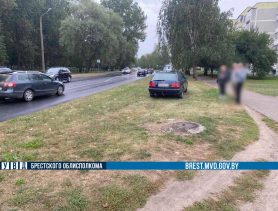 В Кобрине пешеходы чудом не пострадали от столкновения машин