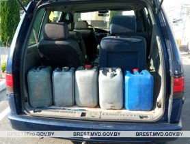 Тракторист в Брестской области вез ворованную солярку в канистрах и попался