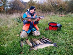 Есть щуки, и даже сом: как рыбачат в холодные дни октября в Беларуси