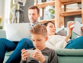 Более половины родителей в Беларуси следят за детьми через сервисы контроля