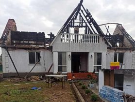 «Огонь уничтожил не только дом»: семье из Кобринского района нужна помощь