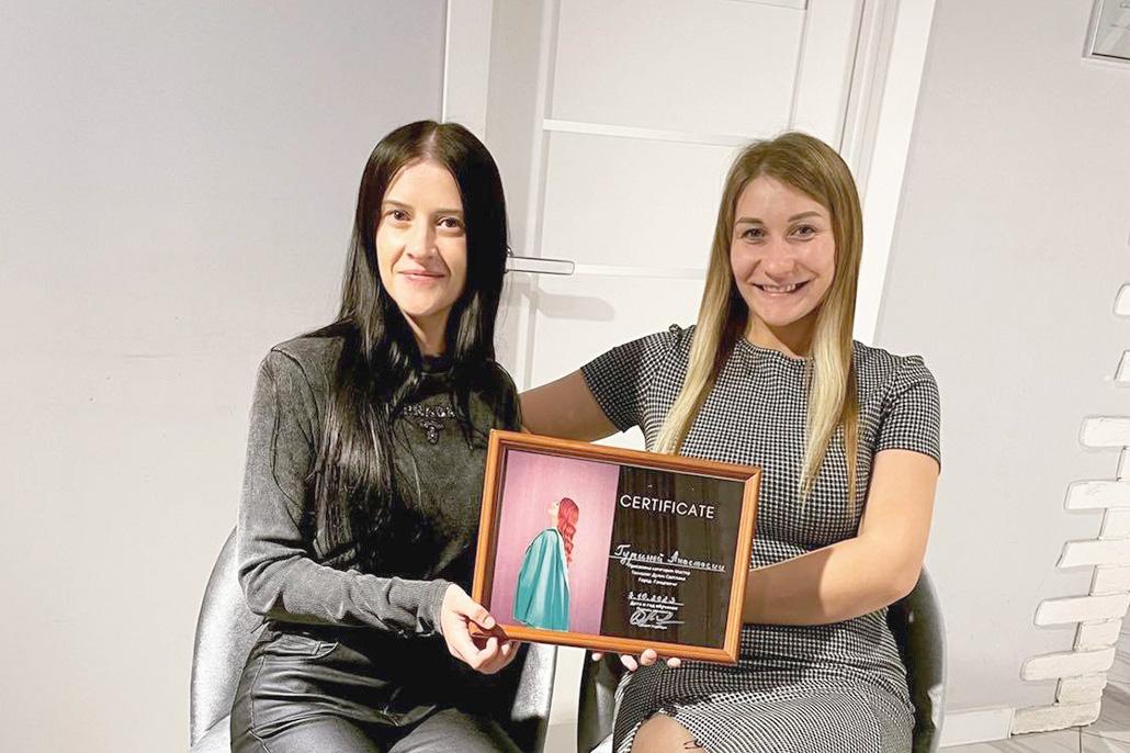 Ганцевчанки Светлана Дулик и Анастасия Гурина помогают сделать волосы красивыми.