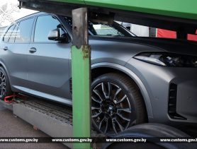 Крутую иномарку пытались провезти в Беларусь по заниженной цене
