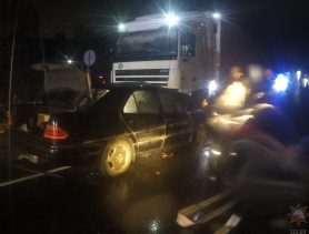 После аварии грузовика и двух легковых автомобилей в Барановичах спасли водителя