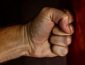 Пьяный мужчина из Барановичей избил в маршрутке престарелого пассажира