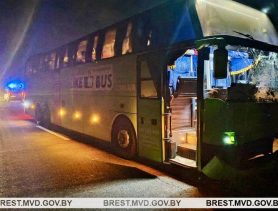 Туристический автобус насмерть сбил пешехода на трассе М1 в Березовском районе