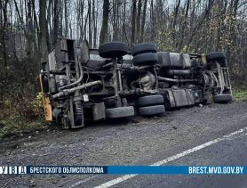 Грузовик перевернулся на дороге в Пружанском районе