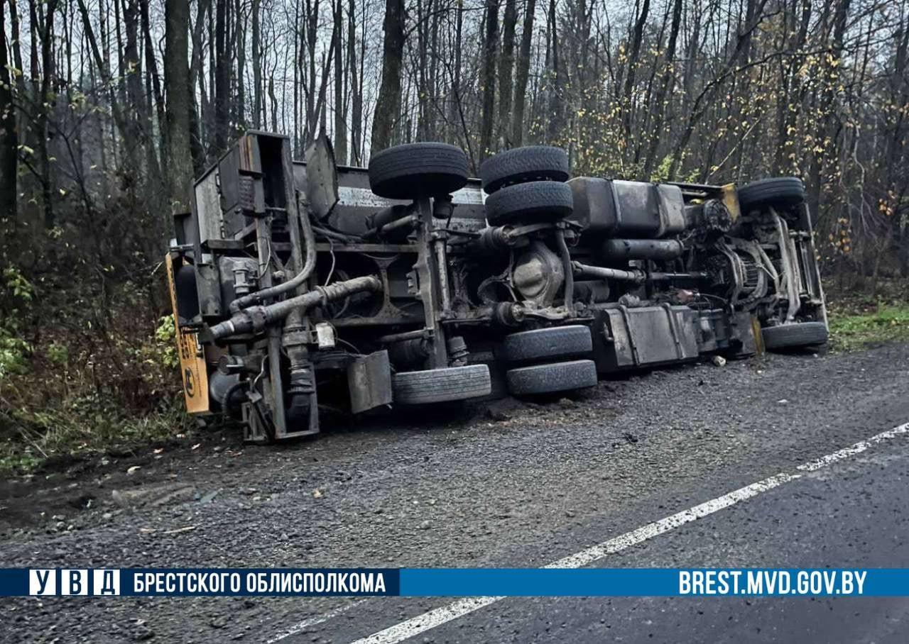 Грузовик перевернулся на дороге в Пружанском районе. 9 ноября 2023 года.
