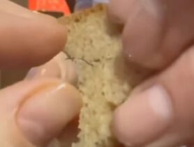 Смотрите, что попалось в хлебе в Пинске. Ребёнка пришлось везти к врачу