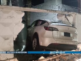 Женщина на Tesla перепутала педали в Барановичах