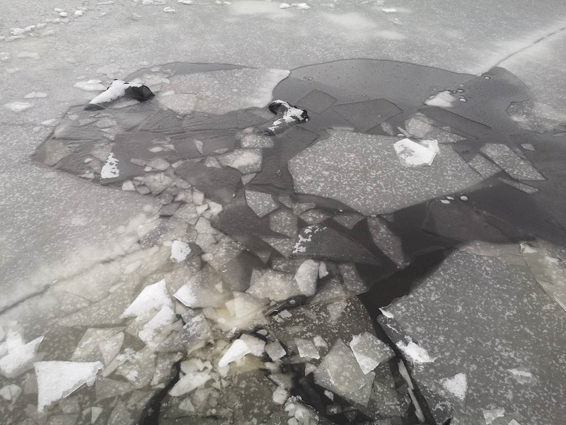 провалился под лёд