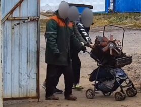 Минчане на детской коляске украли двигатель и попали на видео