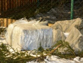 «Посылка» с контрабандой пробила крышу дома