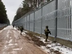 Белорус и украинка обвиняются в перевозке мигрантов в ЕС