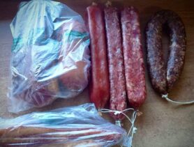В Ивацевичах поймали «несунов» с колбасами