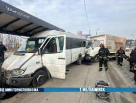 Грузовик протаранил маршрутку на остановке в Минске