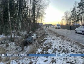 Volkswagen врезался в деревья, трое погибших