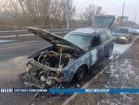 На видео попало, как тушили машину в Бресте