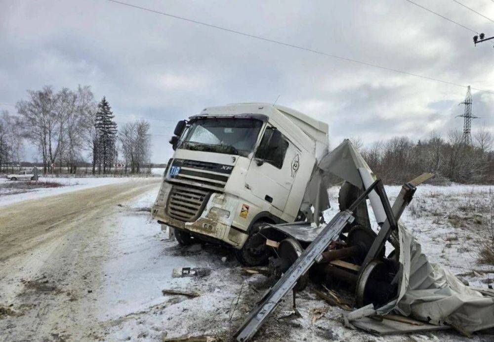 Фура из Брестской области столкнулась с поездом в России