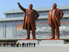 Фотографировать вождей только в полный рост: белорусских туристов приглашают в Северную Корею