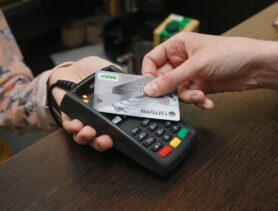 В Пинске утерянную карту превратили в бесплатный кошелек