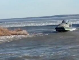 Сразу 18 рыбаков спасали со льда, который резко лопнул