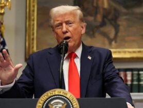 Трамп остановил военную помощь Украине