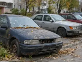 Барановичи убирают брошенные машины и прицепы