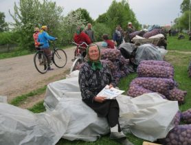 Сельчан от кризиса спасет  тяжелый труд
