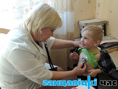 Врач с 34-летним стажем работы Валентина Александровна Бобко проводит осмотр пациента