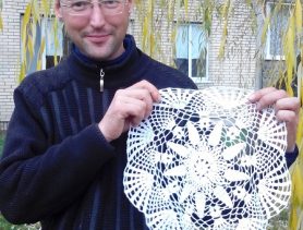 Грузчик из Ганцевич вяжет крючком