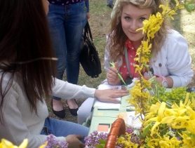 Ганцевчанка расписывает тела в стиле мехенди