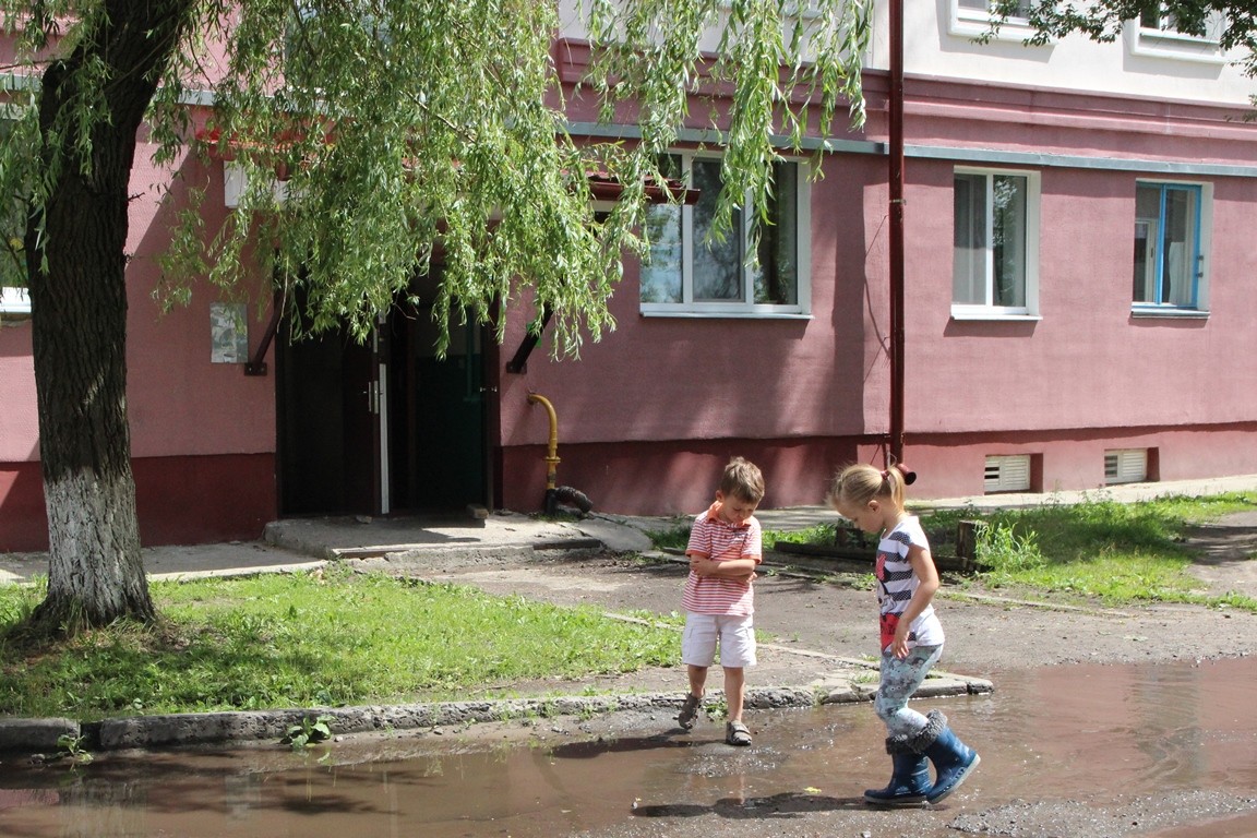 Лужи у перового подъезда дома №52 по ул. Октябрьской доставляют радость только детям. 