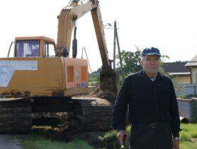 Разрушенная кирпичная дорожка на обочине – «больной» вопрос для инвалида