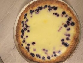 Пирог с черникой и сметанной заливкой