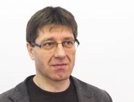 «Доярка, которая кормит банкиров, получает 300 рублей, а банкир – 300 тысяч»