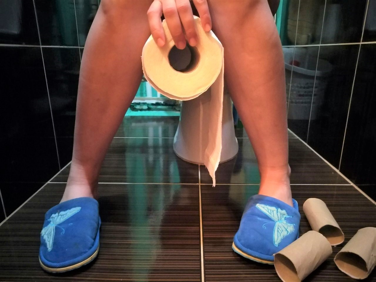 Замучил понос? Помогите своему организму простыми, но действенными способами. Избавится от поноса и лечиться в домашних условиях можно продуктами, находящимися на кухне. Никакой химии – только народные средства!