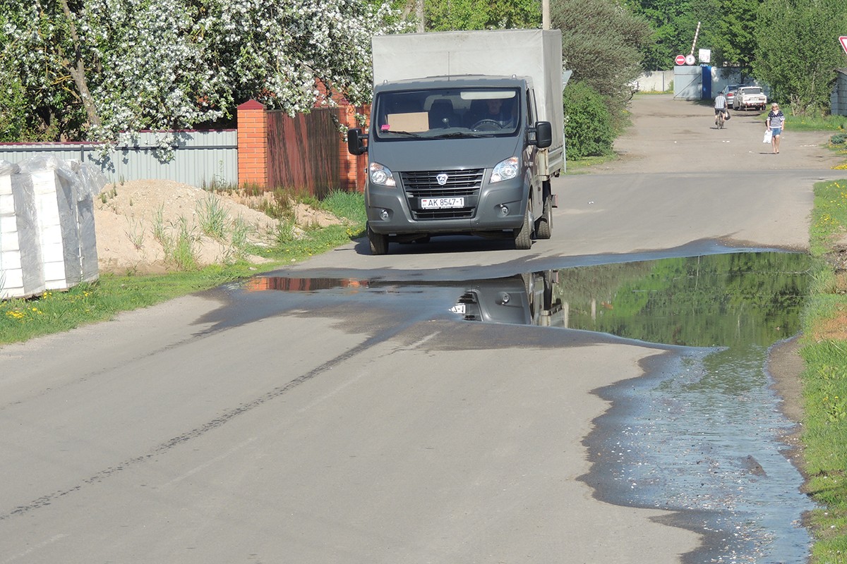 Из-за порыва водопровода с питьевой водой за несколько дней на ул. Революционной образовалась лужа.
