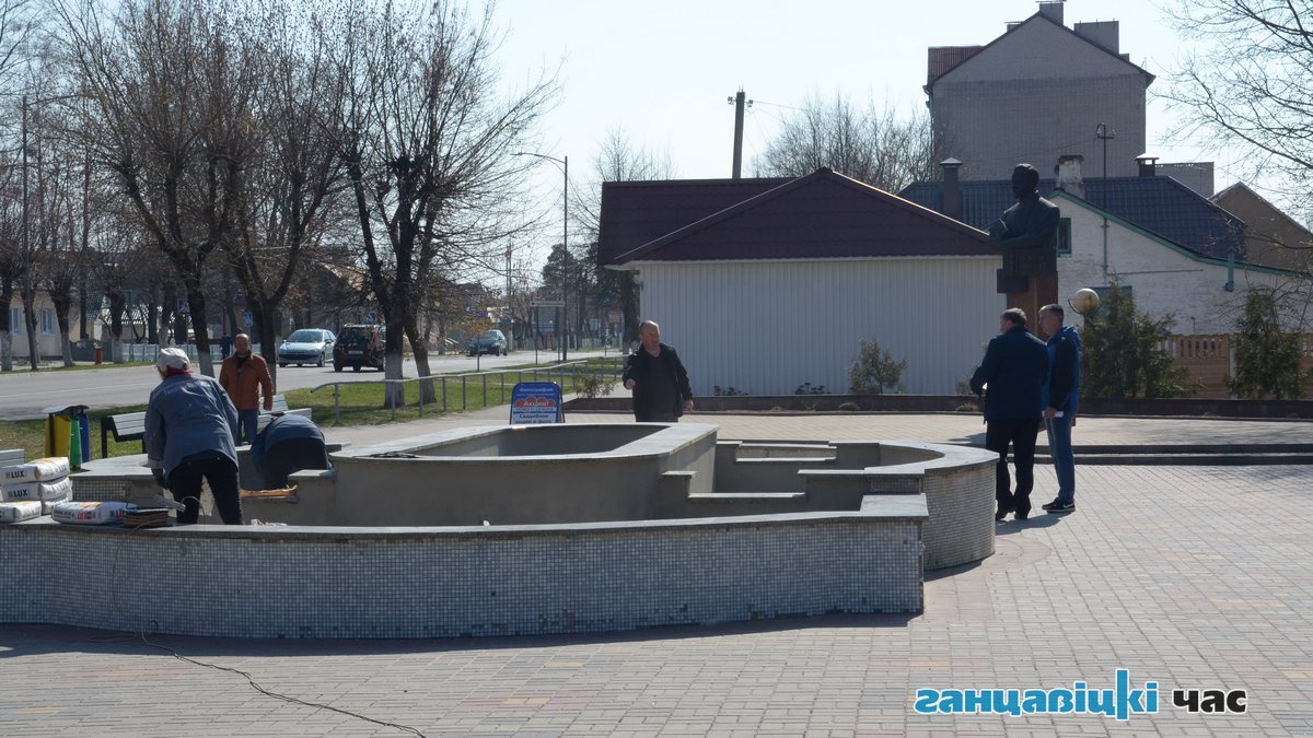 В Ганцевичах обновляют фонтан (фотофакт)