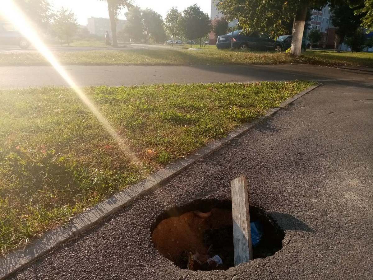 Дыра в асфальте на тротуаре по ул. Октябрьской. 